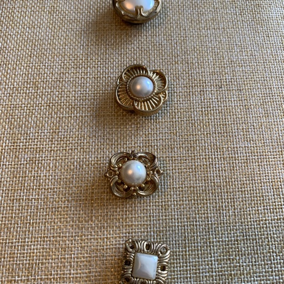 Set of 4 vintage button covers. Gold tone and pearl. - Picture 8 of 8
